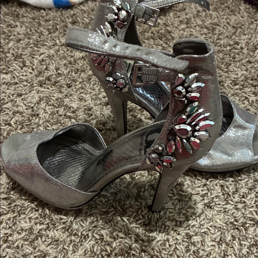Gianni Bini Elegant Silver Heels with Floral Embellishments
